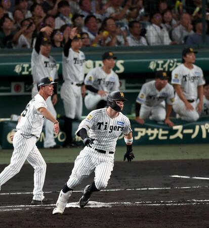３回、左翼線に二塁打を放ちベースを回る佐藤輝（撮影・山口登）