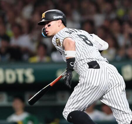 ３回、二塁打を放つ阪神・佐藤輝明＝甲子園（撮影・田中太一）