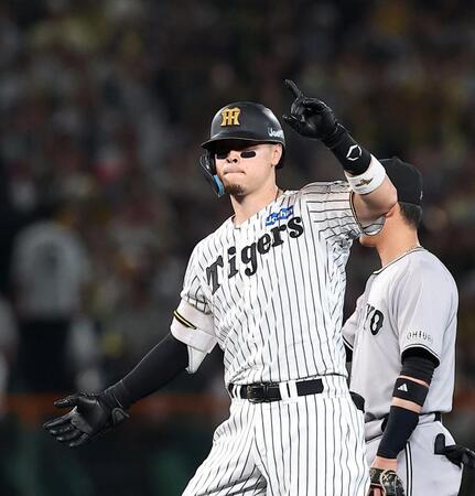 ３回、二塁打を放ちベンチを指さす佐藤輝（撮影・西田忠信）