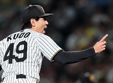 １０回、巨人打線を無失点に抑える工藤（撮影・田中太一）