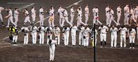 １２回を戦い終えて引き分け。スタンドのファンにあいさつする阪神ナイン（手前）＝撮影・立川洋一郎