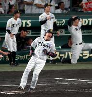 　９回、同点適時打を放った大山は一塁ベース上で雄たけびを上げる（撮影・山口登）