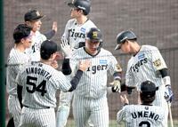 ９回に同点打を放ち、ナインに迎えられる大山（中央）＝撮影・立川洋一郎
