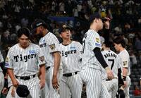 巨人と引き分け、グラウンドを引き揚げる藤川監督ら（撮影・西田忠信）