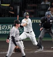 ３回、左翼線に二塁打を放つ佐藤輝（撮影・山口登）