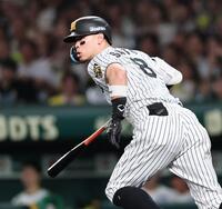 ３回、二塁打を放つ阪神・佐藤輝明＝甲子園（撮影・田中太一）