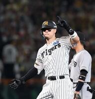 ３回、二塁打を放ちベンチを指さす佐藤輝（撮影・西田忠信）