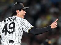 １０回、巨人打線を無失点に抑える工藤（撮影・田中太一）