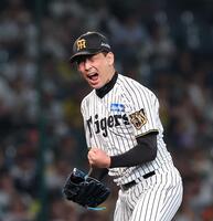 １１回を無失点に抑え、ほえる岩崎（撮影・西田忠信）