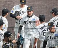１１回を無失点に抑えナインとタッチを交わす岩崎（撮影・立川洋一郎）