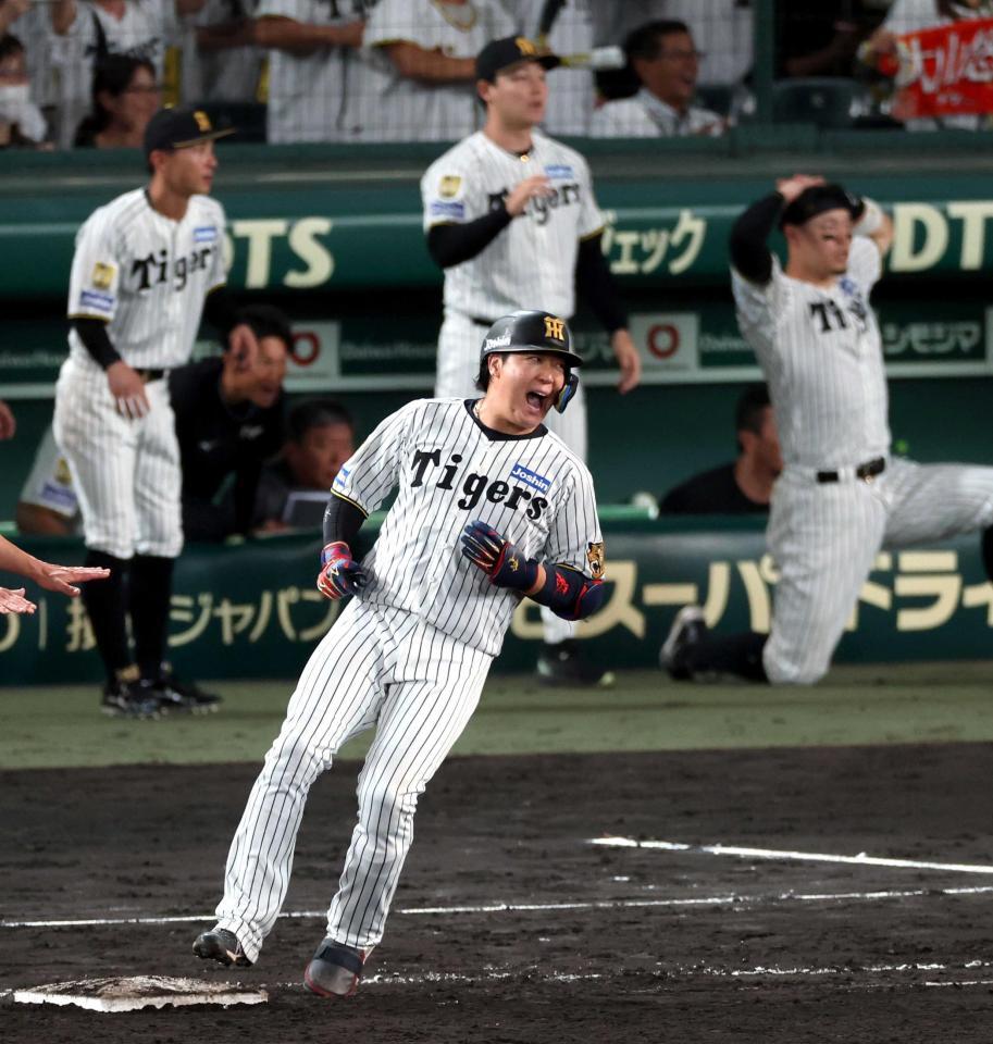 　９回、同点適時打を放った大山は一塁ベース上で雄たけびを上げる（撮影・山口登）