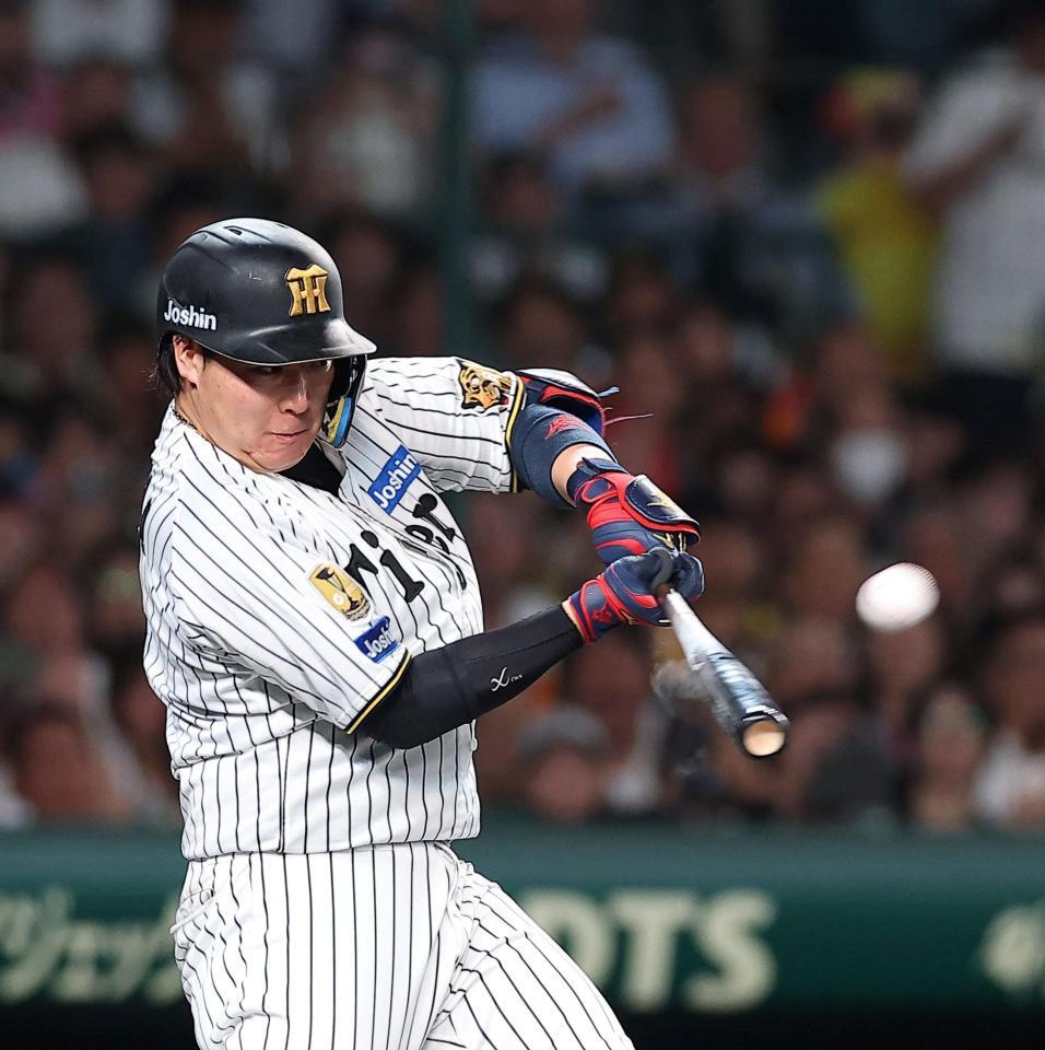 ６回、同点ソロを放つ大山（撮影・西田忠信）
