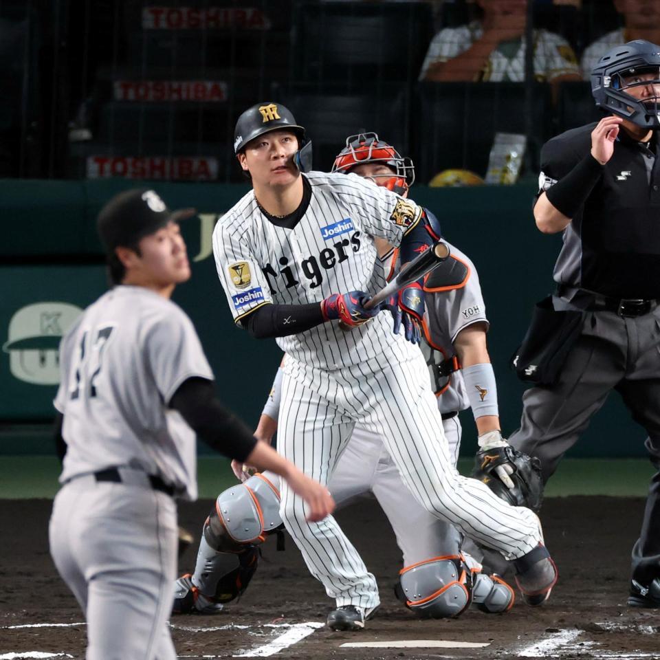 ６回、左越えに同点ソロを放つ大山（投手・西舘）＝撮影・山口登