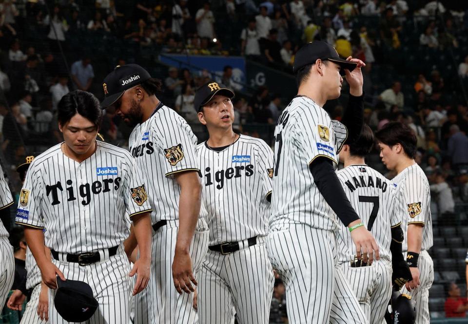 巨人と引き分け、グラウンドを引き揚げる藤川監督ら（撮影・西田忠信）