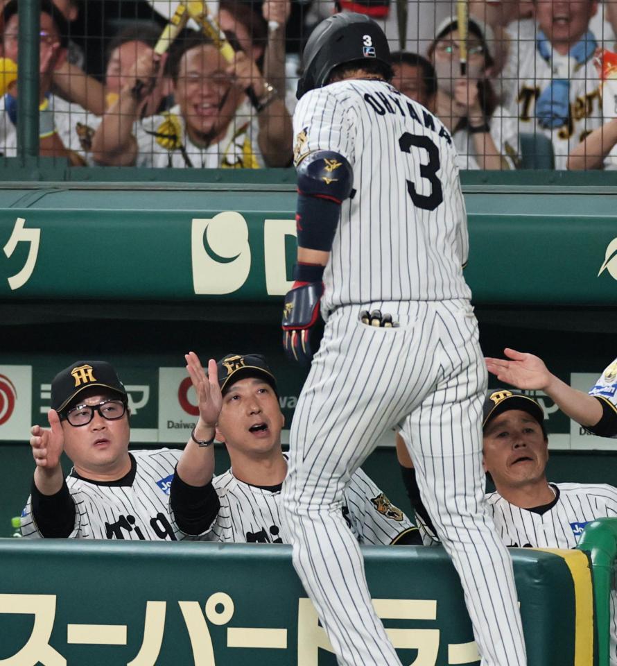 ６回、ソロを放った大山を迎える藤川監督（中央）＝撮影・田中太一
