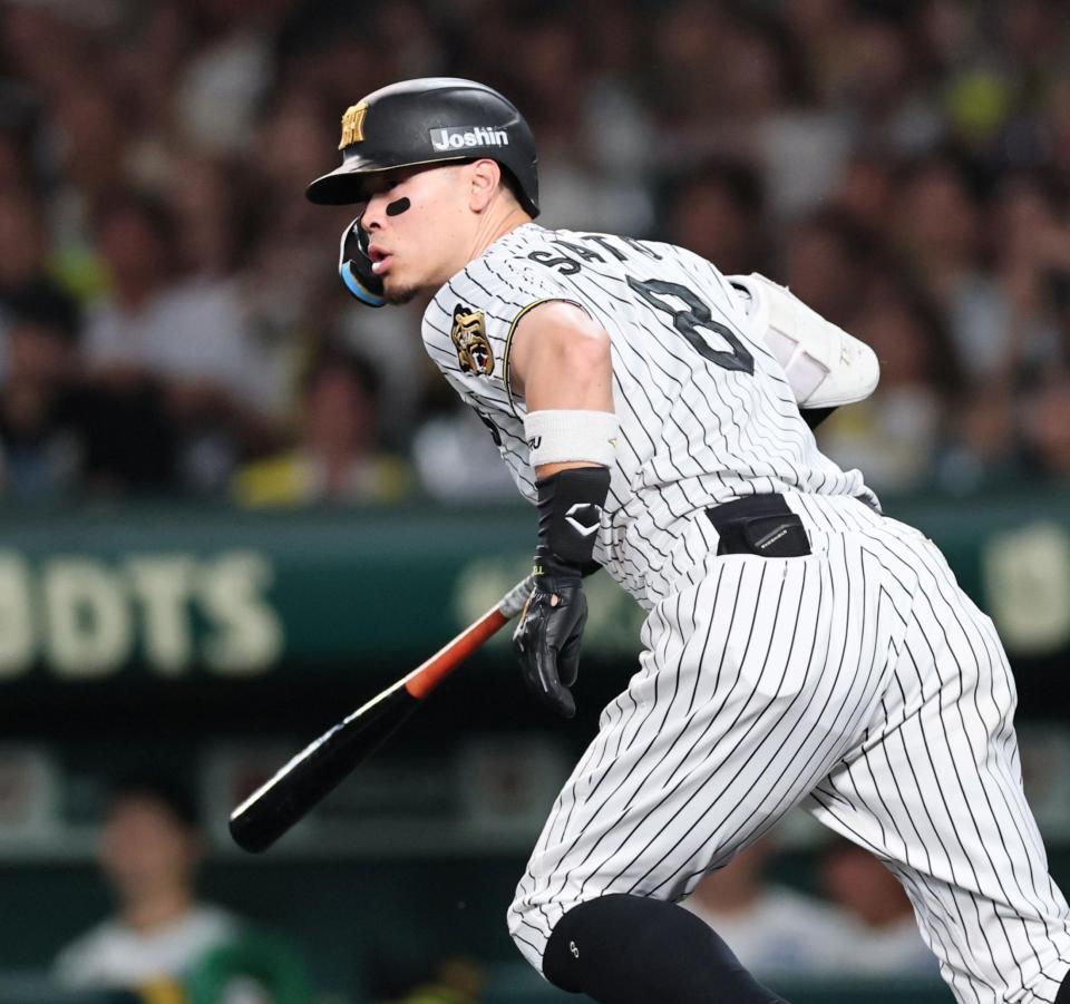 ３回、二塁打を放つ阪神・佐藤輝明＝甲子園（撮影・田中太一）