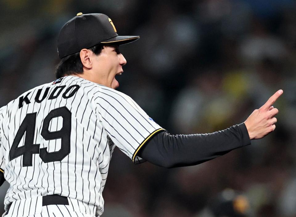 １０回、巨人打線を無失点に抑える工藤（撮影・田中太一）