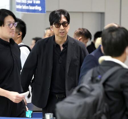 広島に到着した阪神・藤川球児監督＝広島駅（撮影・山口登）
