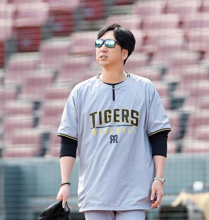練習を見る藤川監督（撮影・西田忠信）