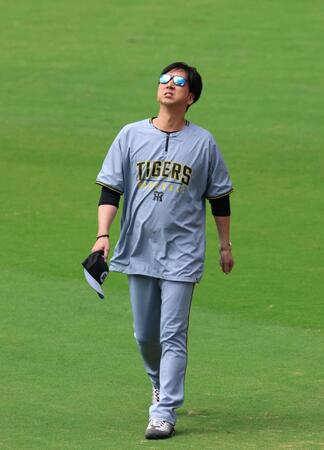 空を見上げ外野へ向かう藤川監督（撮影・立川洋一郎）