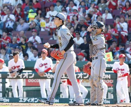 ２回、中村奨に先制適時二塁打を許した才木（左）と坂本のバッテリー（撮影・西田忠信）