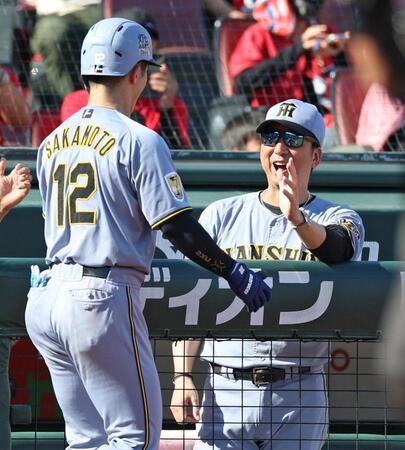 ３回、同点ソロを放った坂本（左）を迎える藤川監督