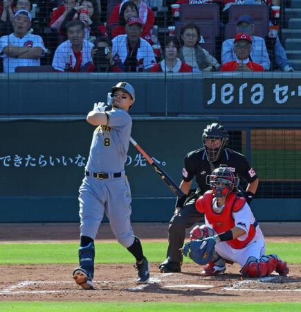 ３回、右中間スタンドへ逆転３ランを放つ佐藤輝（撮影・立川洋一郎）