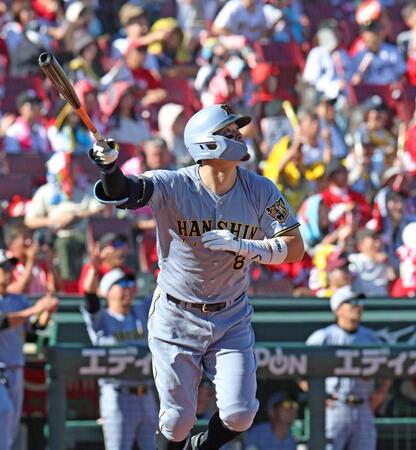 ３回、勝ち越し３ランを放つ佐藤輝（撮影・北村雅宏）