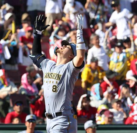 ３回、勝ち越し３ランを放ち、天を見上げる佐藤輝（撮影・北村雅宏）