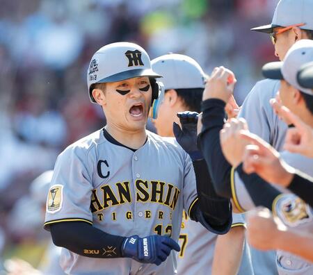 ３回、同点ソロを放ちナインとタッチを交わす坂本（撮影・西田忠信）