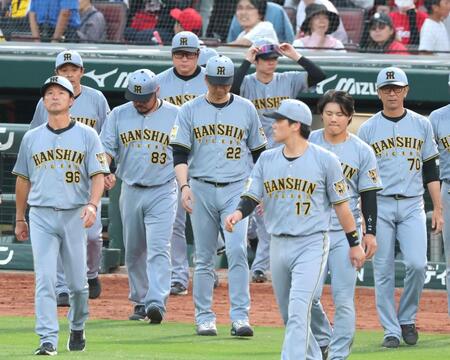 スタンドのファンへあいさつに向かう藤川監督（中央）ら＝撮影・立川洋一郎