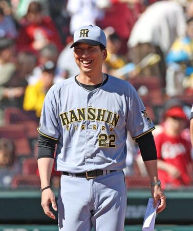 笑顔を見せながらメンバー表交換に向かう藤川監督（撮影・北村雅宏）