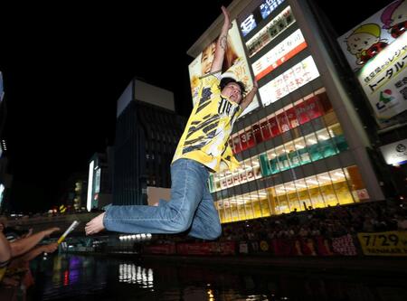 阪神の優勝が決まり、道頓堀に飛び込むファン（撮影・中田匡峻）