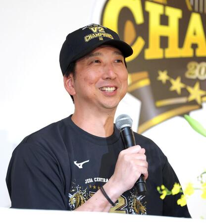 笑顔を交え会見する阪神・藤川球児監督＝グランドプリンスホテル広島（撮影・立川洋一郎）