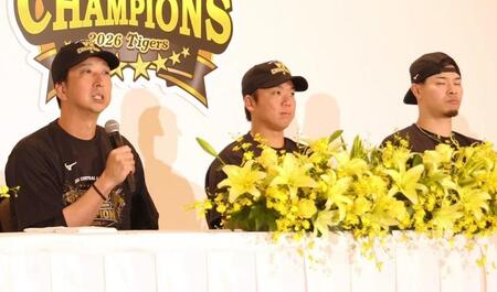 会見に臨む（右から）佐藤輝、村上、藤川監督（撮影・立川洋一郎）