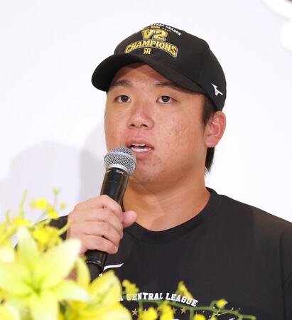会見で今シーズンを振り返る村上（撮影・立川洋一郎）