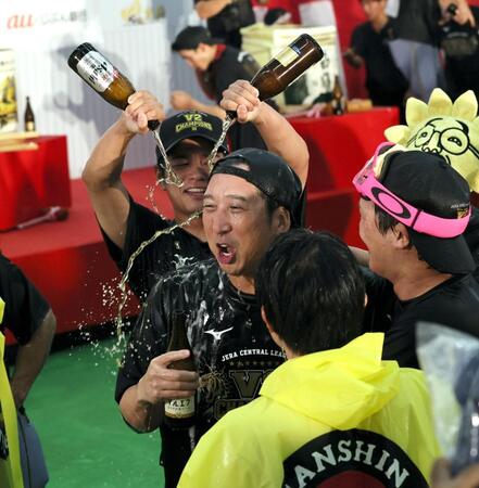 祝勝会でビールを浴びる藤川監督（撮影・田中太一）