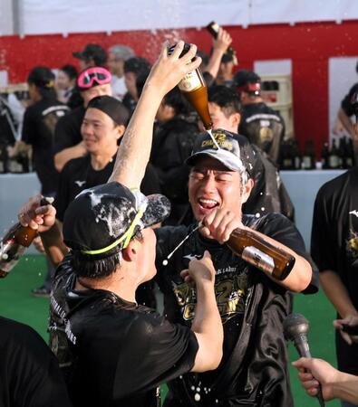 祝勝会でビールを浴びる高橋（撮影・田中太一）