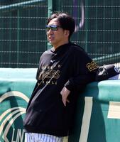 練習を見守る藤川監督（撮影・山口登）