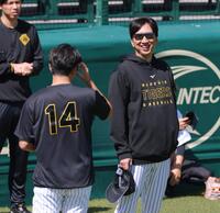 岩貞（１４）と談笑する藤川監督（撮影・立川洋一郎）