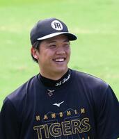 キャッチボールを終えて笑顔を見せる才木（撮影・立川洋一郎）
