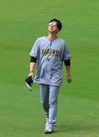 空を見上げ外野へ向かう藤川監督（撮影・立川洋一郎）