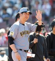スタンドの声援に応える藤川監督（撮影・西田忠信）