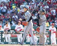 ２回、中村奨に先制適時二塁打を許した才木（左）と坂本のバッテリー（撮影・西田忠信）