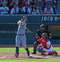 ３回、右中間スタンドへ逆転３ランを放つ佐藤輝（撮影・立川洋一郎）