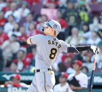 ３回、３ランを放つ佐藤輝（撮影・西田忠信）