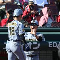 ３回、同点ソロを放った坂本を迎える藤川監督（右）＝撮影・北村雅宏
