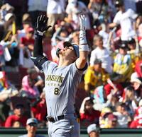 ３回、勝ち越し３ランを放ち、天を見上げる佐藤輝（撮影・北村雅宏）