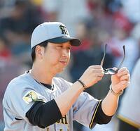 ４回、才木の交代を告げた藤川監督（撮影・西田忠信）