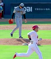 ３回、末包に同点３ランを浴び肩を落とす才木（撮影・立川洋一郎）